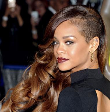 Το νέο κούρεμα της rihanna η οποία έχει ένα χάλκινο στις άκρες της και ξλυρισε τα μαλλιά της στο πλάι